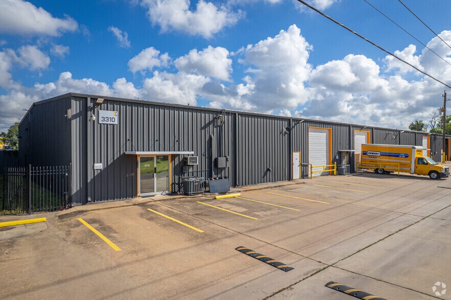 More Photos Of 3306 Ella Blvd, Houston Unknown For Lease