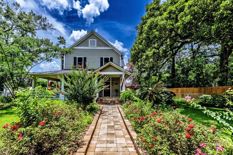 More Photos Of 455 Gibbs St, New Waverly Specialty For Sale