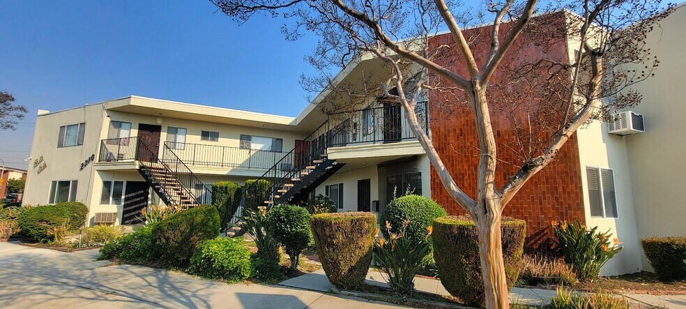 Primary Photo Of 2310 Washington Cir, Burbank Apartments For Sale