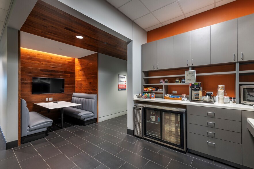 More Photos Of 11402 Bee Cave Rd, Austin Loft Creative Space For Sale