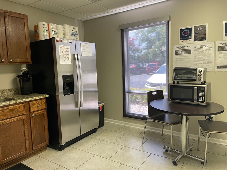 More Photos Of 300 Henry Pl, Spartanburg Flex For Lease