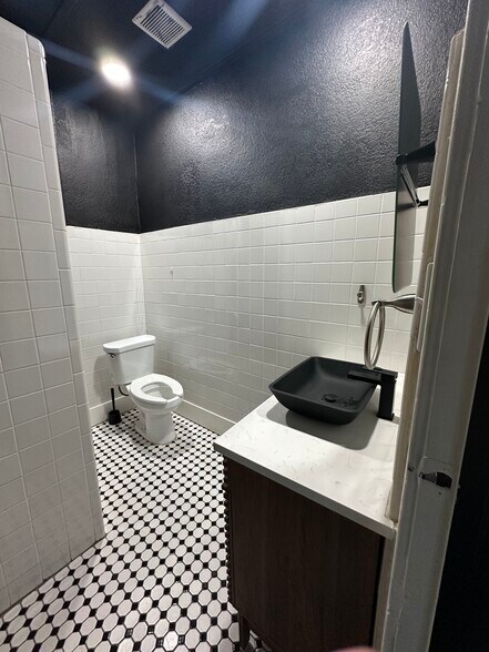 More Photos Of 1511 E 6th St, Austin Storefront Retail Office For Lease