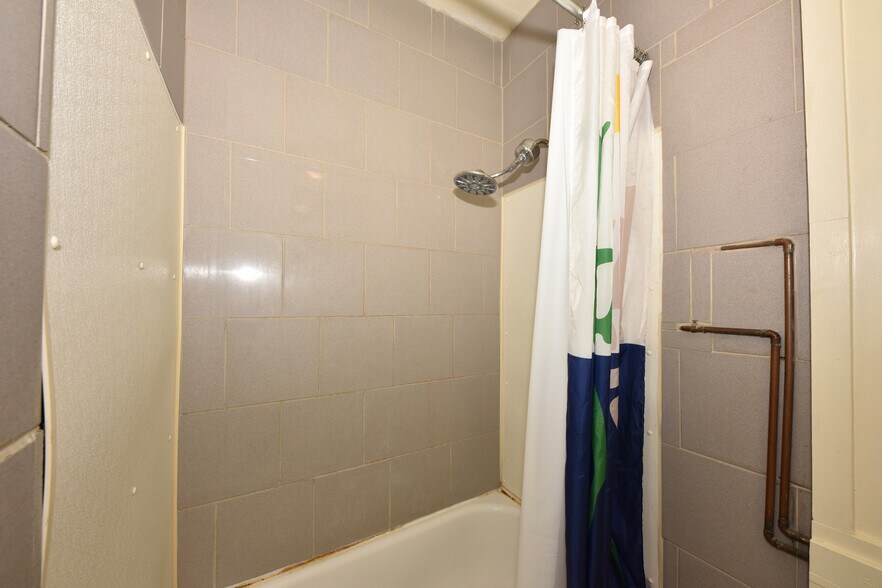 More Photos Of 2670-2672 N Holton St, Milwaukee General Retail For Sale