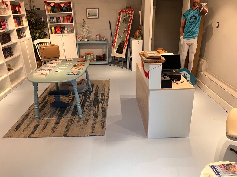 More Photos Of 902 S Castle St, Wilmington General Retail For Sale