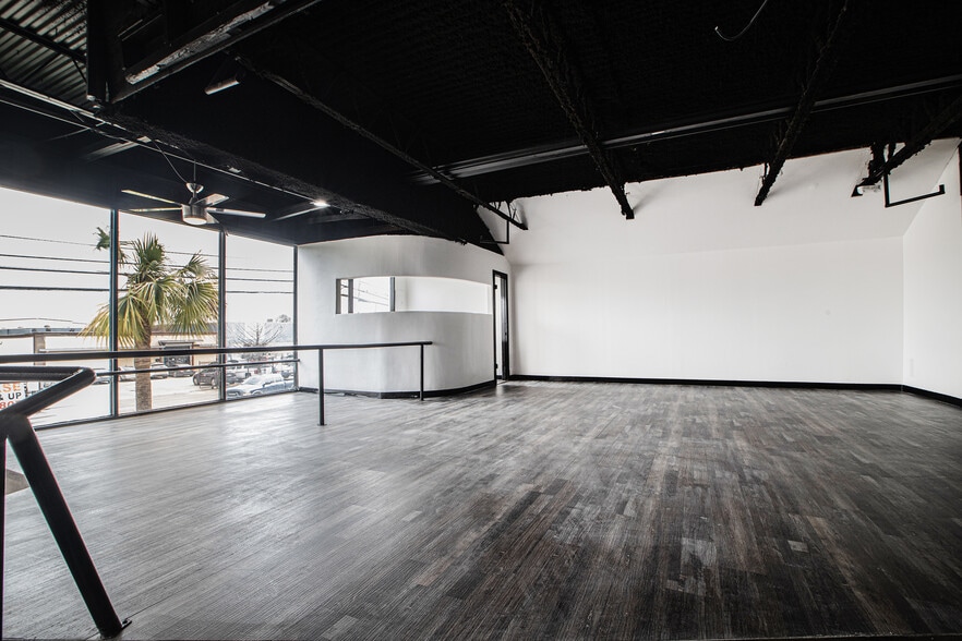 More Photos Of 802 Crosstimbers, Houston General Retail For Sale