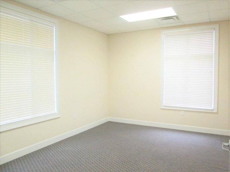 More Photos Of 4568 Lawrenceville Hwy NW, Lilburn Office For Sale