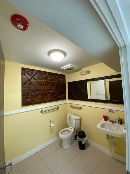 More Photos Of 1705-1707 W 32nd Pl, Hialeah Warehouse For Lease