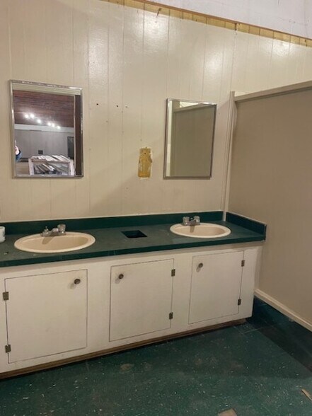 More Photos Of 2112 Hollywood Dr, Jackson Office For Sale