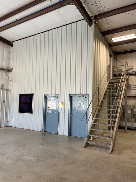 More Photos Of 586 County Road 429, Pleasanton Industrial For Sale