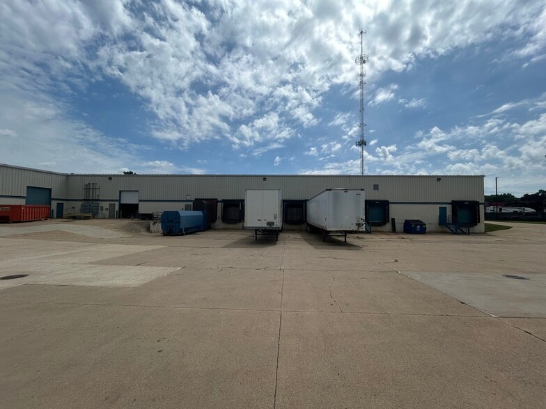 More Photos Of 630 E Bronson St, South Bend Light Distribution For Lease