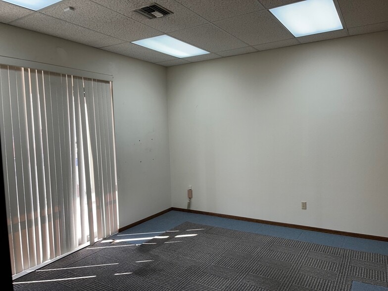 More Photos Of 100 N Morain St, Kennewick General Retail For Lease