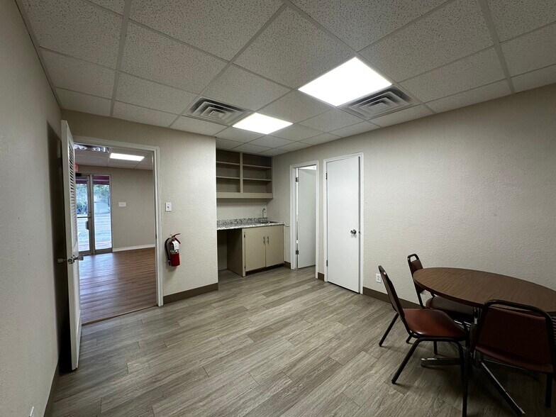 More Photos Of 810 E Main Ave, Robstown Office For Sale