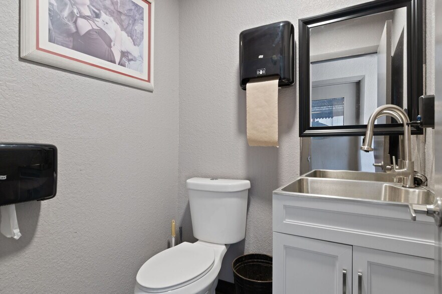 More Photos Of 6826 Ridge Rd, Port Richey Auto Repair For Sale