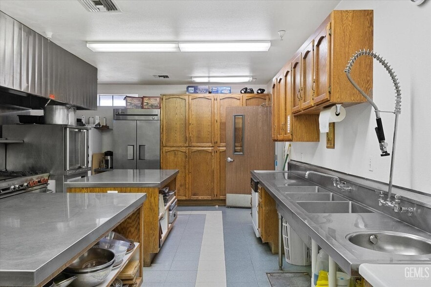 More Photos Of 425 S H St, Bakersfield Religious Facility For Sale