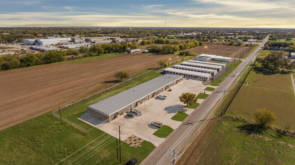 More Photos Of 1419 Fleming Dr, Seguin Flex For Lease
