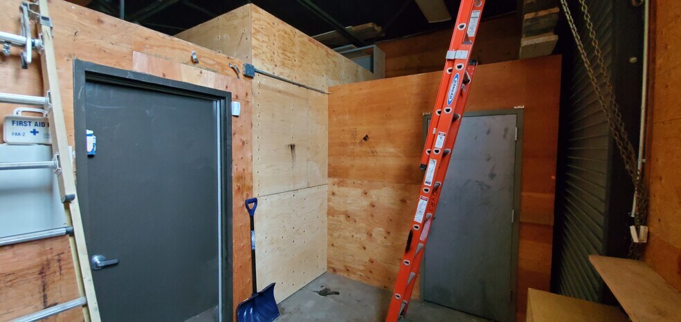 More Photos Of 40 Willis Ave, Syosset Warehouse For Lease
