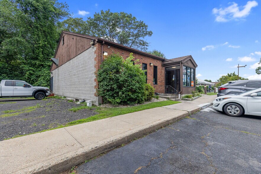 More Photos Of 7 Independence Dr, Marlborough Freestanding For Sale