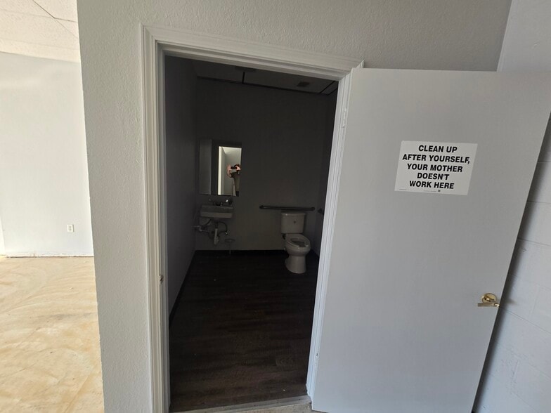 More Photos Of 3413 Broadway Blvd, Garland Storefront For Lease