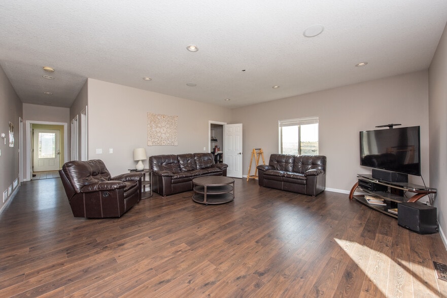 More Photos Of 13603 38th St SW, Belfield Flex For Lease