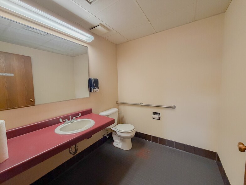 More Photos Of 515 Gold St, Green Lake Office For Sale