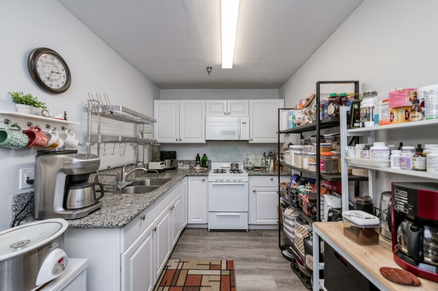 More Photos Of 137 N L St, Dinuba Storefront Retail Residential For Sale