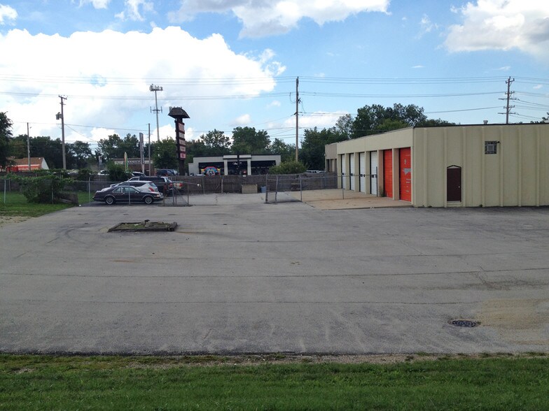 More Photos Of 2200 N Rand Rd, Palatine Freestanding For Sale