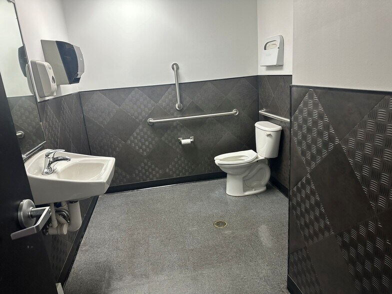 More Photos Of 11292 Jefferson Ave, Newport News Freestanding For Lease