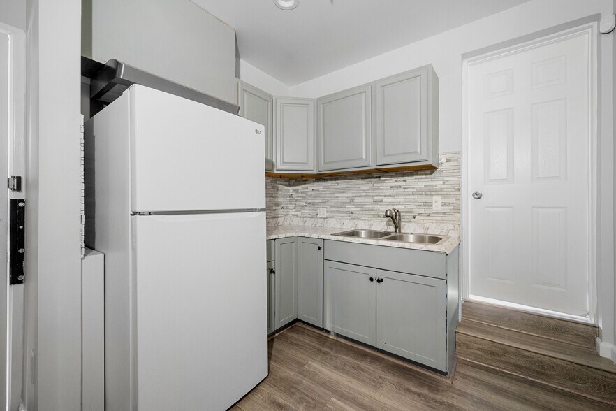 More Photos Of 7798 Foothill Blvd, Tujunga Freestanding For Sale