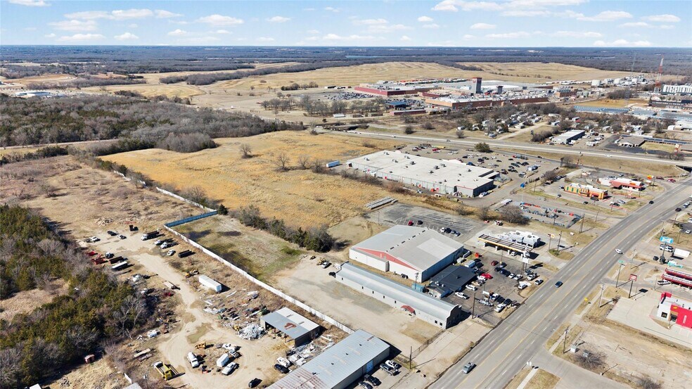 More Photos Of 2301 N Main St, Paris Freestanding For Sale