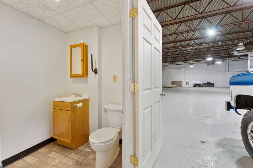 More Photos Of 104 N Duane Ave, Endicott Industrial For Lease