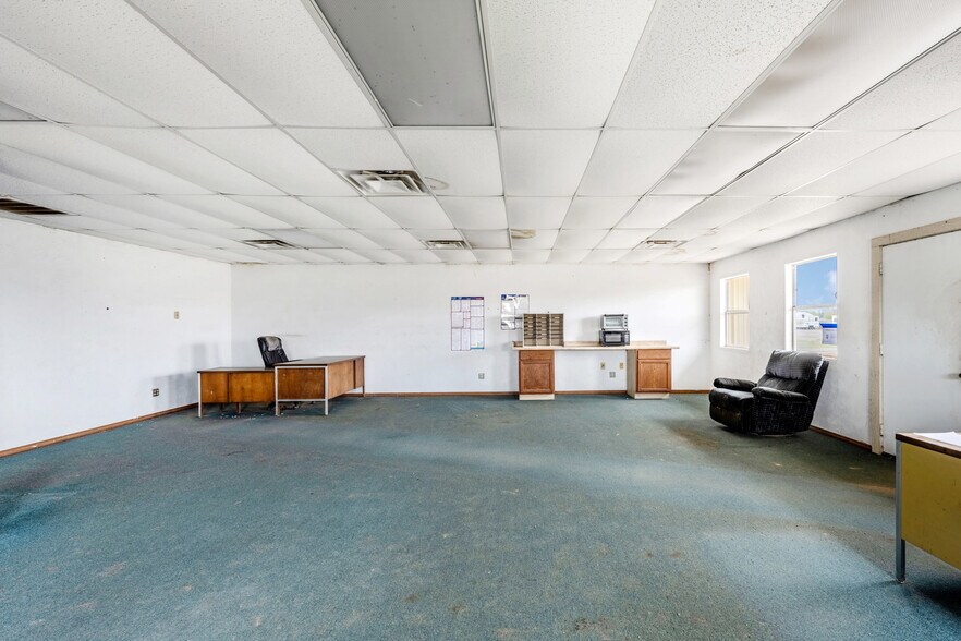 More Photos Of 403 Linwood Plz, Lindsay Warehouse For Sale