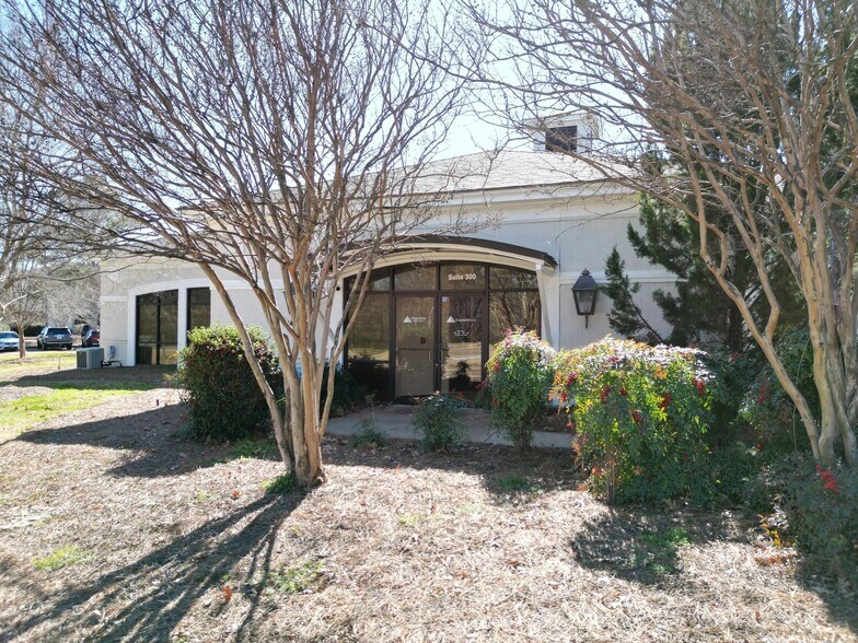 More Photos Of 601 Crescent Blvd, Madison Office For Lease