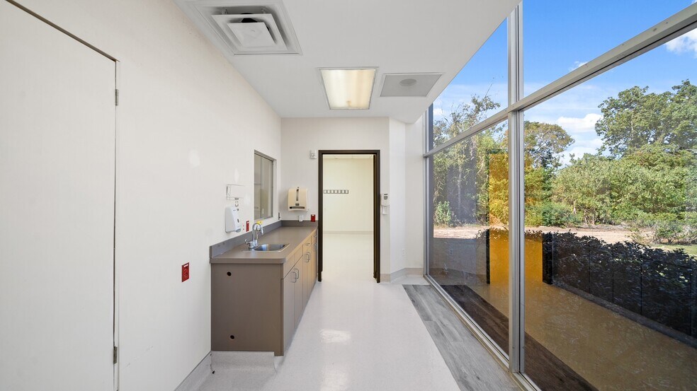 More Photos Of 910 N Highway 146, Baytown Medical For Sale