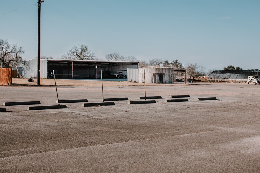 More Photos Of 13893 US Highway 87, Adkins Flex For Sale