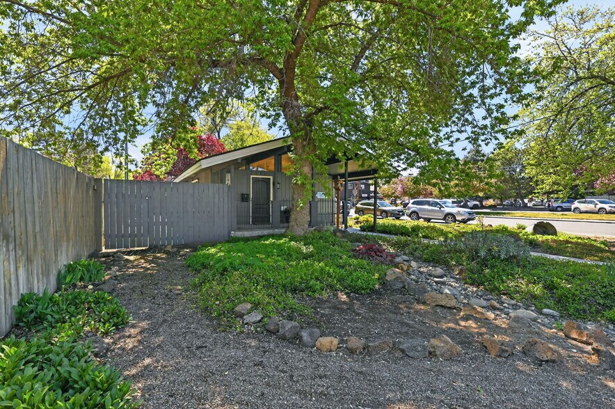 More Photos Of 1720 NE 4th St, Bend Office For Sale