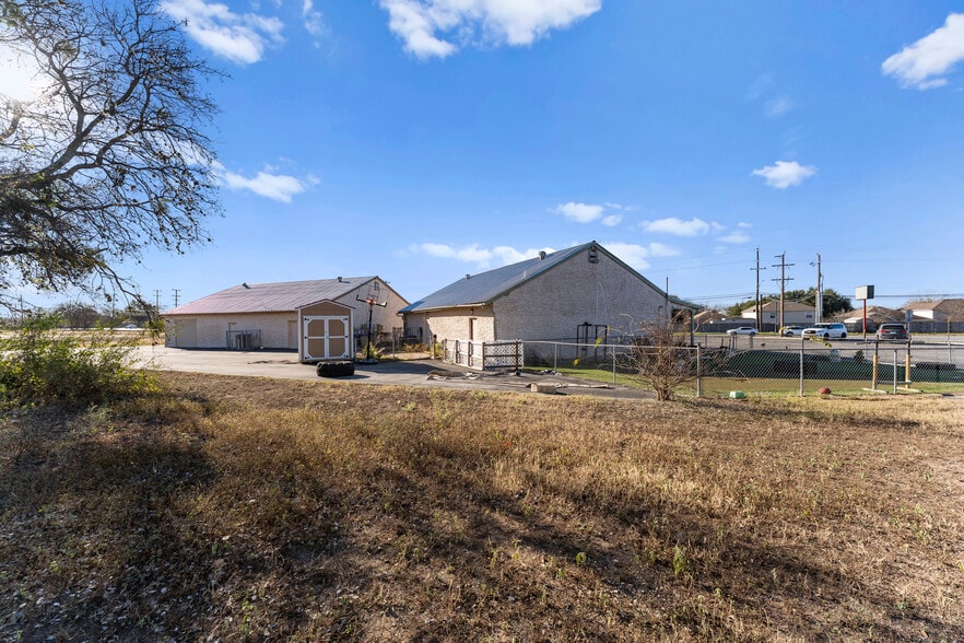 More Photos Of 9585 Braun Rd, San Antonio Storefront Retail Office For Sale