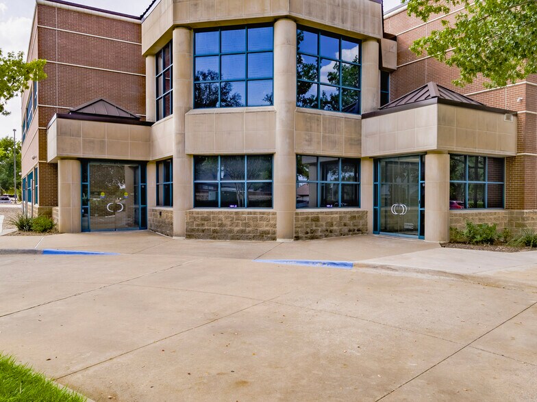 More Photos Of 4701 Old Shepard Pl, Plano Medical For Lease