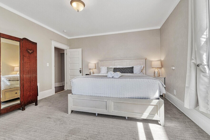 More Photos Of 6 Boulder Crescent St, Colorado Springs Hotel For Sale