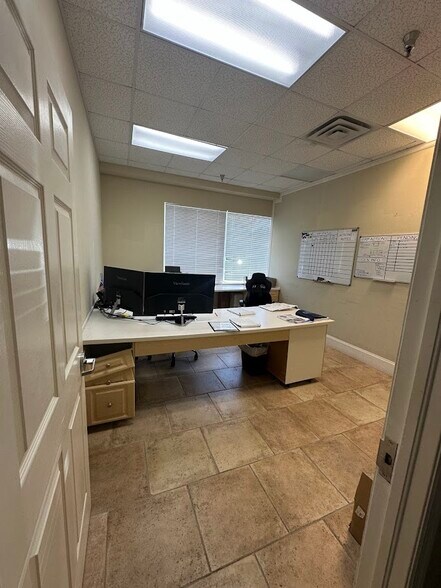 More Photos Of 7904 Interstate Ct, North Fort Myers Warehouse For Lease