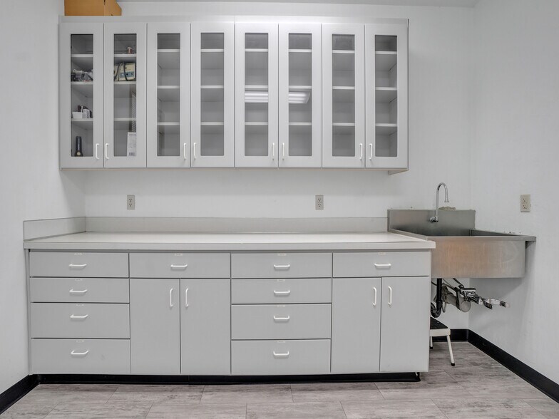 More Photos Of 711 W Main St, Sheridan Veterinarian Kennel For Sale