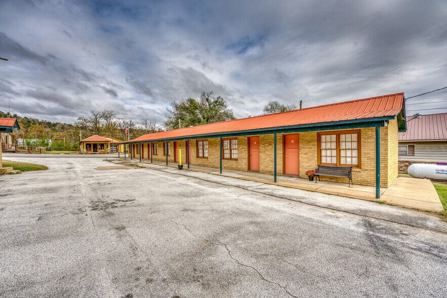 More Photos Of 208 Court St, Jasper Hotel For Sale