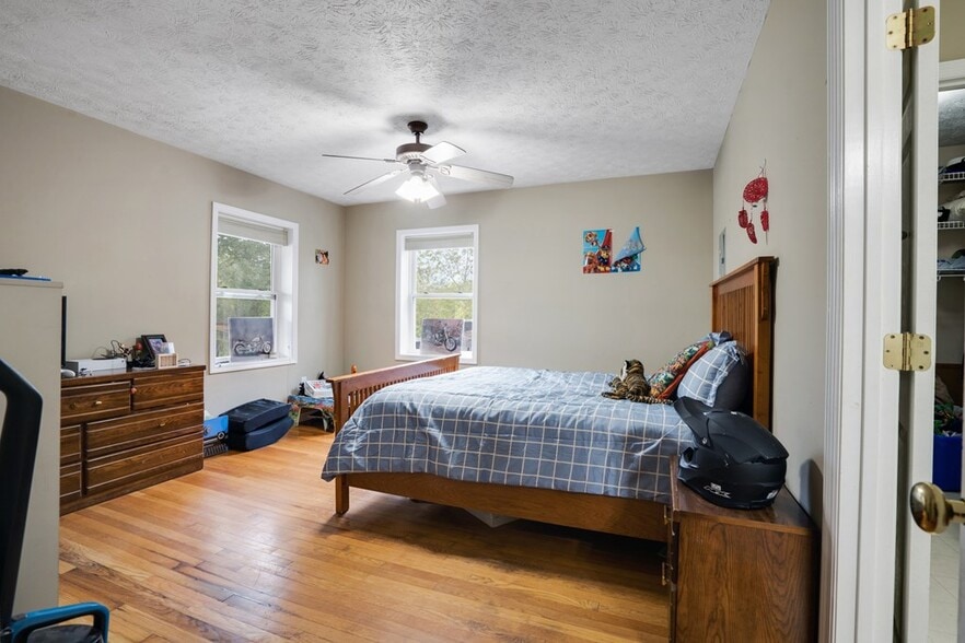 More Photos Of 6 Sanderson St, Hayesville Flex For Sale