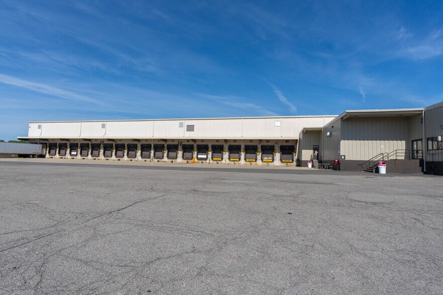 More Photos Of 5400 Perry Dr, Waterford Distribution For Lease