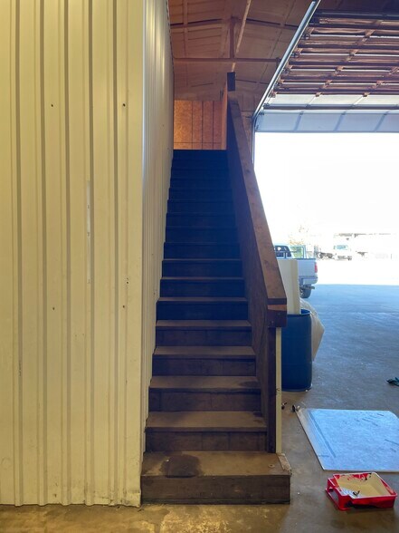 More Photos Of 2305 SW Holloway St, El Reno Warehouse For Lease