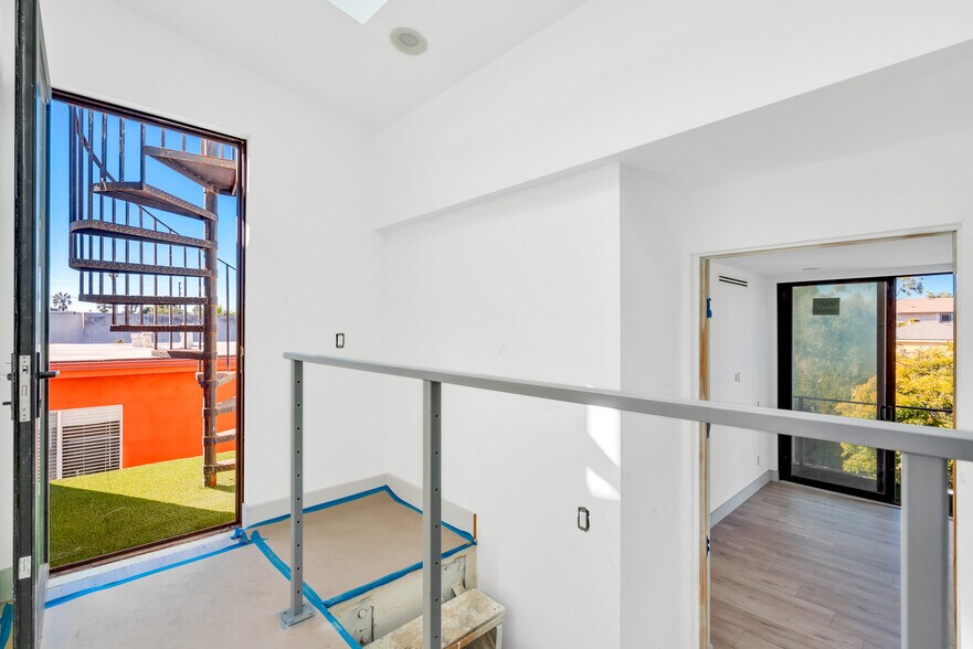 More Photos Of 506 Westminster Ave, Venice Apartments For Sale