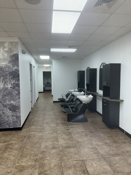 More Photos Of 136 N Orchard St, Ormond Beach General Retail For Lease