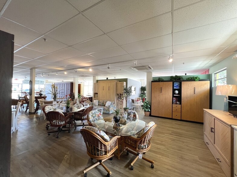 More Photos Of 530 N Bumby Ave, Orlando General Retail For Lease