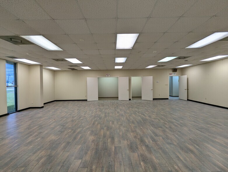 More Photos Of 6095 College St, Beaumont Office For Sale