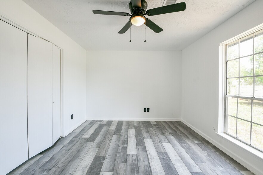 More Photos Of 33303 TX-249, Pinehurst Warehouse For Sale