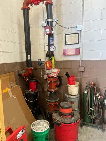 More Photos Of 2161 NE 107th Ln, Blaine Manufacturing For Lease